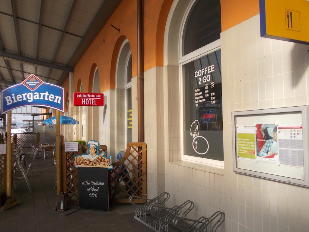 Im Bahnhof