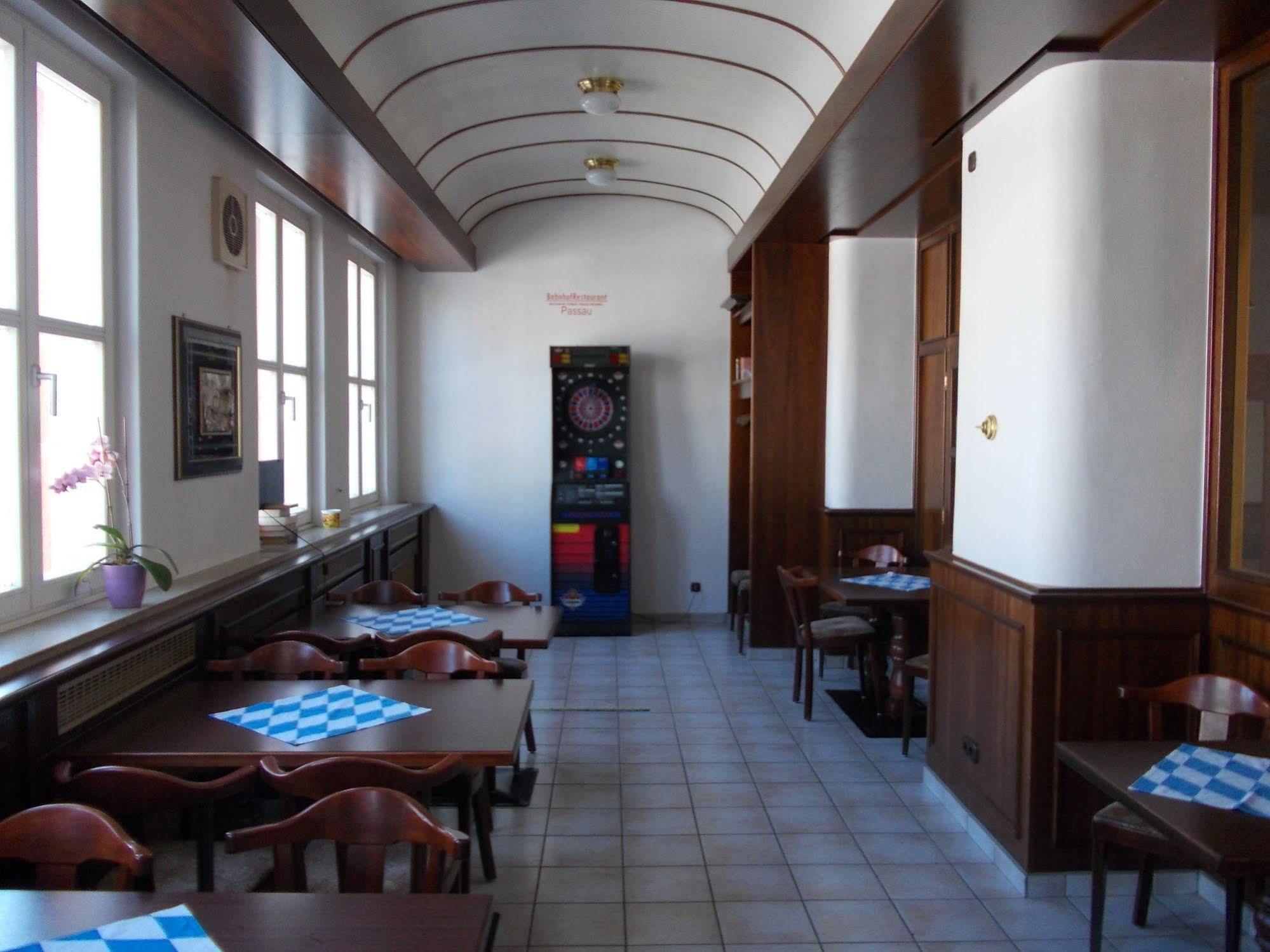 Im Bahnhof 3*